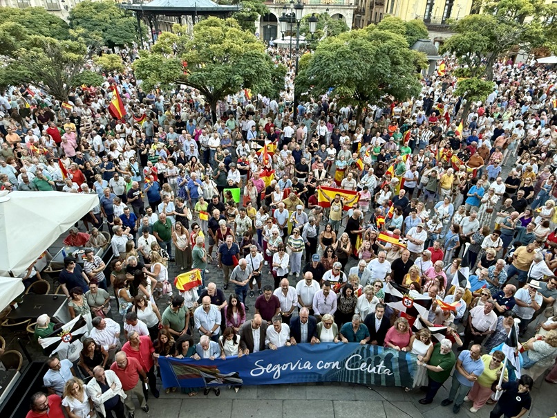 Cerca de cinco mil personas se han concentrado este martes, 2 de septiembre, Día de Ceuta, en la plaza Mayor de Segovia