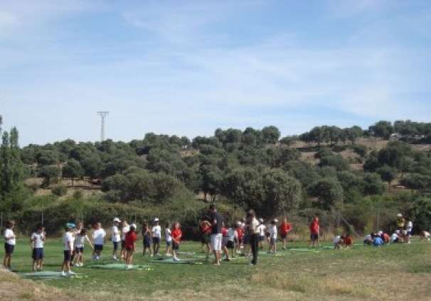 Las clases se impartirán en las instalaciones de Los Ángeles de San Rafael Golf Club  El golf es una actividad deportiva con reglas sencillas: embocar una pequeña bola en un hoyo mediante distintos tipos de palo y empleando el menor número de golpes posibles
