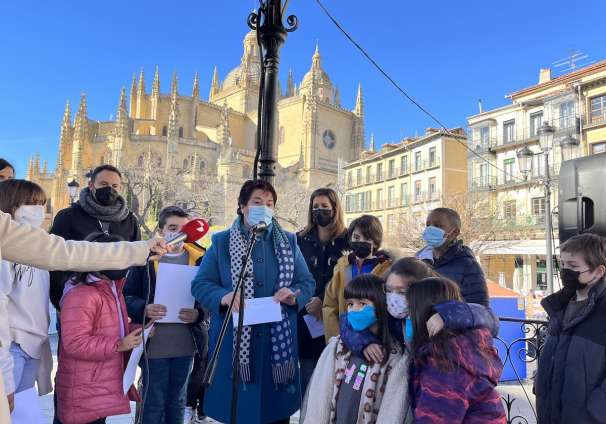 La alcaldesa recibe la carta de escolares sobre nombres de mujeres en el callejero