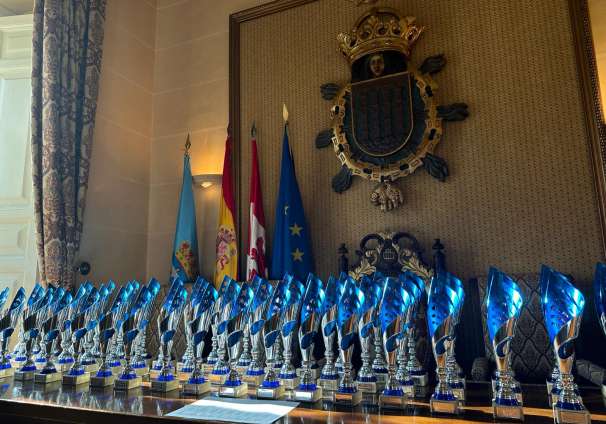 Trofeos en la entrega premios carrera Fin de Año salón