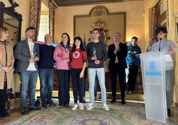 Entrega premios carrera Fin de Año salón 16