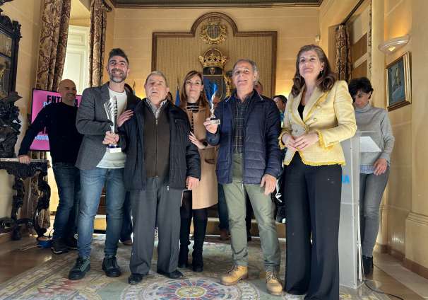 Entrega premios carrera Fin de Año salón 14