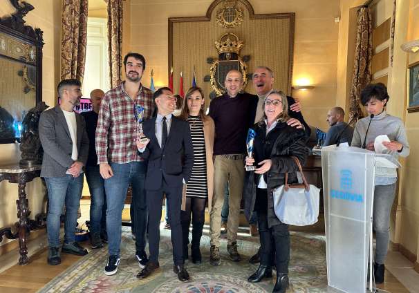 Entrega premios carrera Fin de Año salón 11