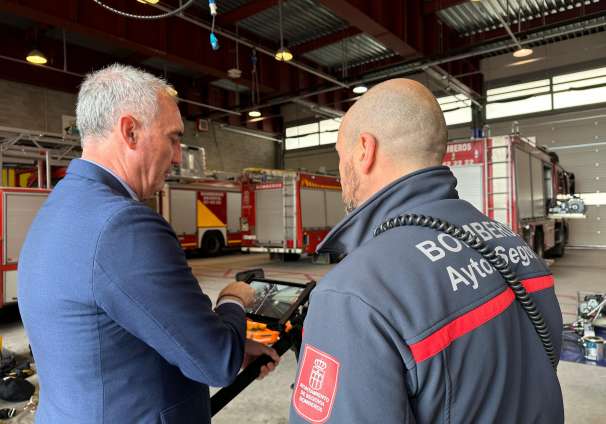 El alcalde con nuevo material del Parque de Bomberos de Segovia