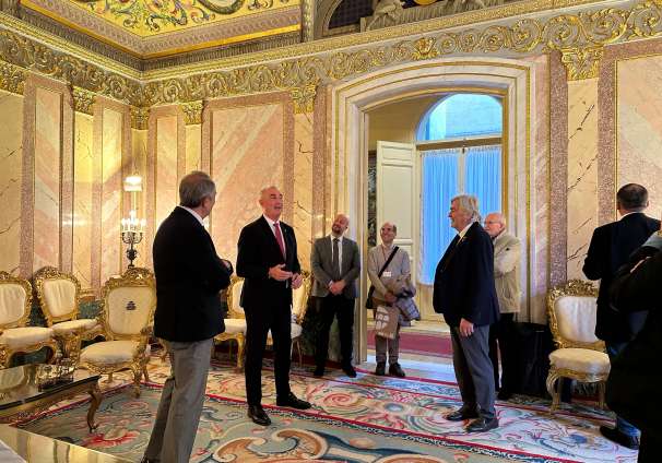 Visita al Ayuntamiento del comité evaluador de la candidatura de Segovia para ser Ciudad Europea del Deporte 2025 en la Sala Blanca