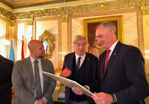 Visita al Ayuntamiento del comité evaluador de la candidatura de Segovia para ser Ciudad Europea del Deporte 2025 entrega de regalos