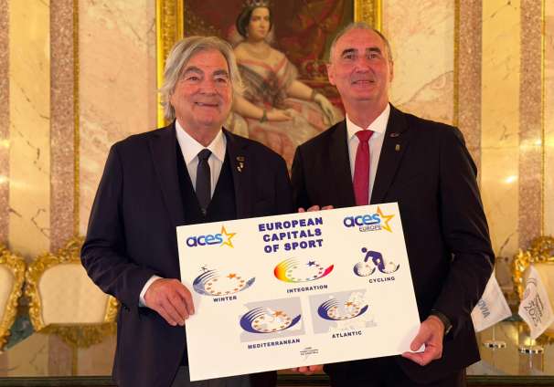 Visita al Ayuntamiento del comité evaluador de la candidatura de Segovia para ser Ciudad Europea del Deporte 2025 foto con el presidente