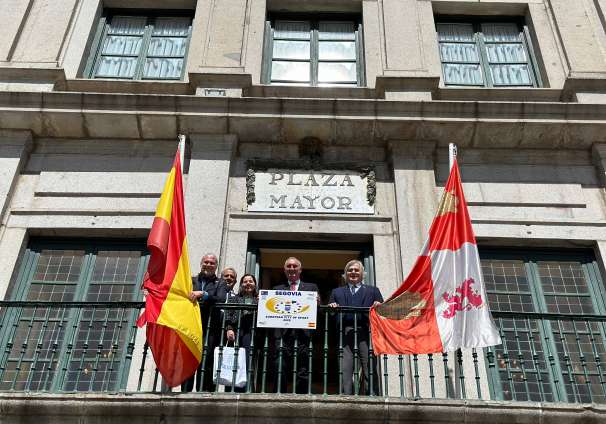 Visita al Ayuntamiento del comité evaluador de la candidatura de Segovia para ser Ciudad Europea del Deporte 2025 en el balcón del Ayuntamiento