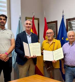 Firma del convenio de colaboración con la asociación de vecinos de Santa Teresa-Puente de Hierro