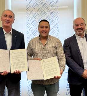 Firma del convenio de colaboración entre el Ayuntamiento y la Asociación de Jóvenes Empresarios (AJE)