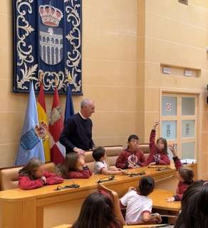 El Ayuntamiento recibe la visita de 300 escolares con motivo de la Semana Europea de la Democracia Local