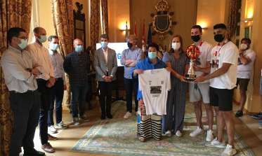 Recepción en el Ayuntamiento de Segovia al CD Claret por su ascenso a la liga EBA