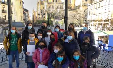 La alcaldesa recibe la carta de escolares sobre nombres de mujeres en el callejero