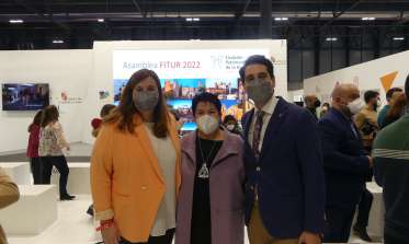 Concejala Clara Martín, alcaldesa Clara Luquero y concejal Miguel Merino, en FITUR 2022