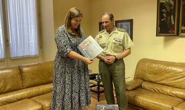El Coronel Serrano se despide de la alcaldesa Clara Martín