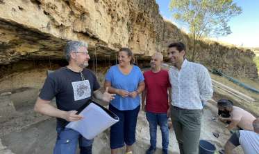 Clara Martín, acompañada del concejal de Turismo, Miguel Merino, y el concejal de Medio Ambiente, Ángel Galindo, al yacimiento de los abrigos del Molino y San Lázaro