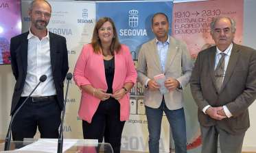 La alcaldesa de Segovia, Clara Martín, el alcalde del Real Sitio de San Ildefonso-La Granja, Samuel Alonso, el presidente de la Fundación Valsain, Álvaro Gil Robles, y el presidente de EUNIC Madrid y director delegado del Instituto Francés de Madrid, Martin Chénot.
