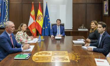 Reunión alcaldesa Segovia con presidente de la Junta general