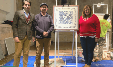 Esgrafiado en San Nicolás, Miguel Merino y Clara Martin con el maestro Julio Barbero
