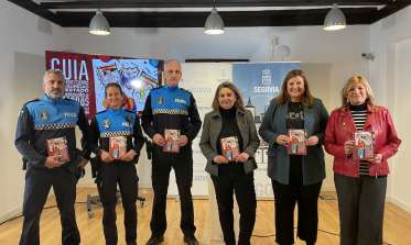 Entrega guía Autismo de Segovia a la Policía Local