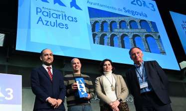 El Ayuntamiento recibe tres Pajaritas Azules por su gestión de la recogida de papel y cartón