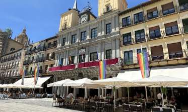 la bandera LGTBI+  en la fachada del ayuntamiento