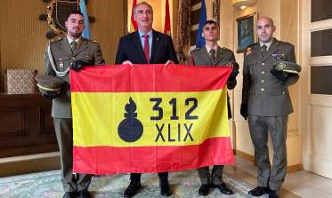 Entrega de la bandera a los artilleros