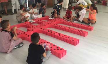 Niños participando en la actividad Acueducto_Mutante en una actividad dirigida a familias