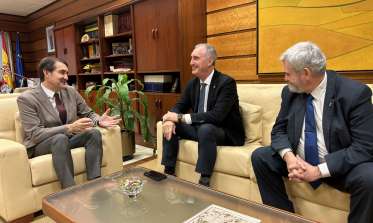 Alcalde José Mazarías Consejero Medioa Ambiente Vivienda y Ordenación del territorio, Juan Carlos Suárez Quiñones Concejal Urbanismo Alejandro González Salamanca