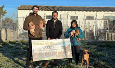 Entrega los 1.000 euros del reto solidario “Ellos no pueden, tu sí. Recicla vidrio”, a la Asociación para la defensa de los animales