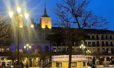 La fachada del Ayuntamiento luce de color morado por el 8M
