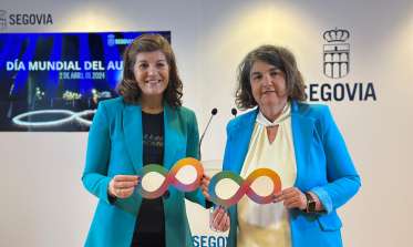 La concejala de Servicios Sociales, Azucena Suárez, y la presidenta de Autismo Segovia presentando las actividades