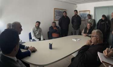 El alcalde reunido con los feriantes