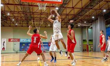 Partido de baloncesto UVa Vs IEU (Competición federada en la instalación Fuente la Mora). / Sergio Marzuelas