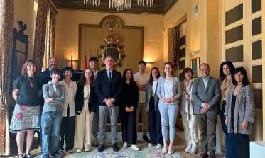 El alcalde recibe a los alumnos del IES La Albuera y el IES María Moliner que han representado a Segovia en el encuentro Clips for Europe en Alemania
