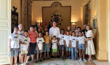 Visita al Ayuntamiento de los niños del programa Vacaciones en Paz