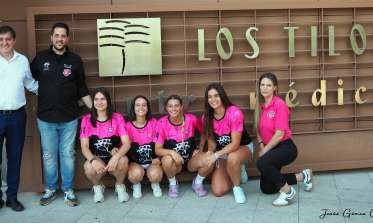El martes por la tarde, directivos, jugadoras y miembros del proyecto del CD Spordeporte se reunieron en el Centro Médico Los Tilos para esblozar los planes y avances de cara a la próxima temporada 2024-2025. En este encuentro, se destacó el compromiso del club por seguir creciendo y consolidando su visión, la cual está empezando a rendir frutos.