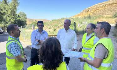 El alcalde visita junto a técnicos de ACUAES, las obras del nuevo colector de Tejadilla