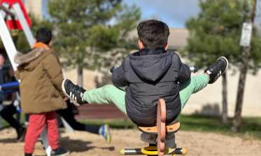 Niños jugando en el parque de Fuentemilanos