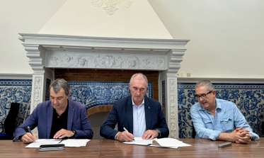 La Comunidad de la ciudad y tierra de Segovia y la vuelta ciclista a España firman un acuerdo para la llegada a la Bola del mundo