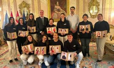 El alcalde entrega el álbum de fotos de las Fiestas de San Juan y San Pedro 2025 a la alcaldesa y representantes de los barrios