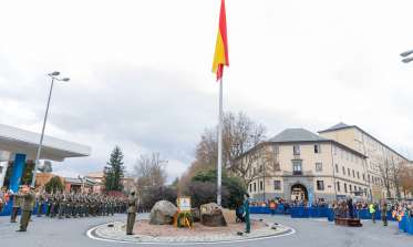 La Bandera de España ya ondea en la rotonda de Victoriano Hernando y Palacios