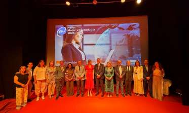 Entrega de premio Mujer y Tecnología