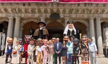 Los gigantones, Frutos y Fuencisla, regresan a las calles tras su restauración
