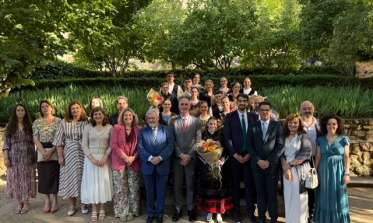 El jardín del Rey ha acogido la presentación de los representantes de los barrios y el Hogar centro en las próximas Ferias y Fiestas