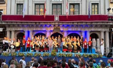 Las Ferias y Fiestas de San Juan y San Pedro arrancan con una multitudinaria inauguración en la plaza Mayor