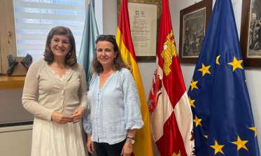 La concejala Azucena Suárez recibe a la nueva presidenta de la AECC en Segovia