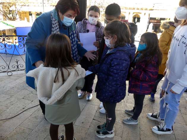 La alcaldesa recibe la carta de escolares sobre nombres de mujeres en el callejero
