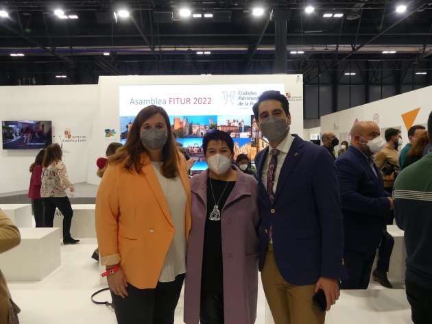 Concejala Clara Martín, alcaldesa Clara Luquero y concejal Miguel Merino, en FITUR 2022