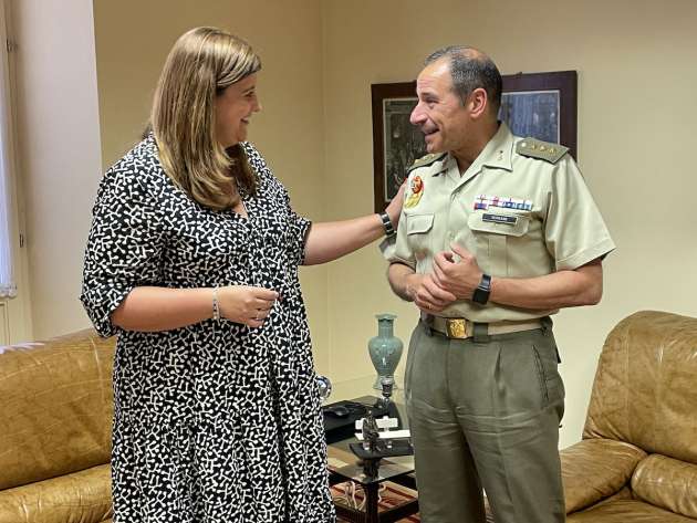 El Coronel Serrano se despide de la alcaldesa Clara Martín